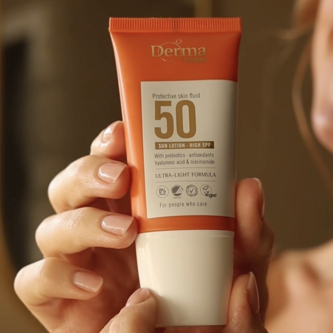 Supreme Face Fluid Solcreme SPF50 i kvindehånd