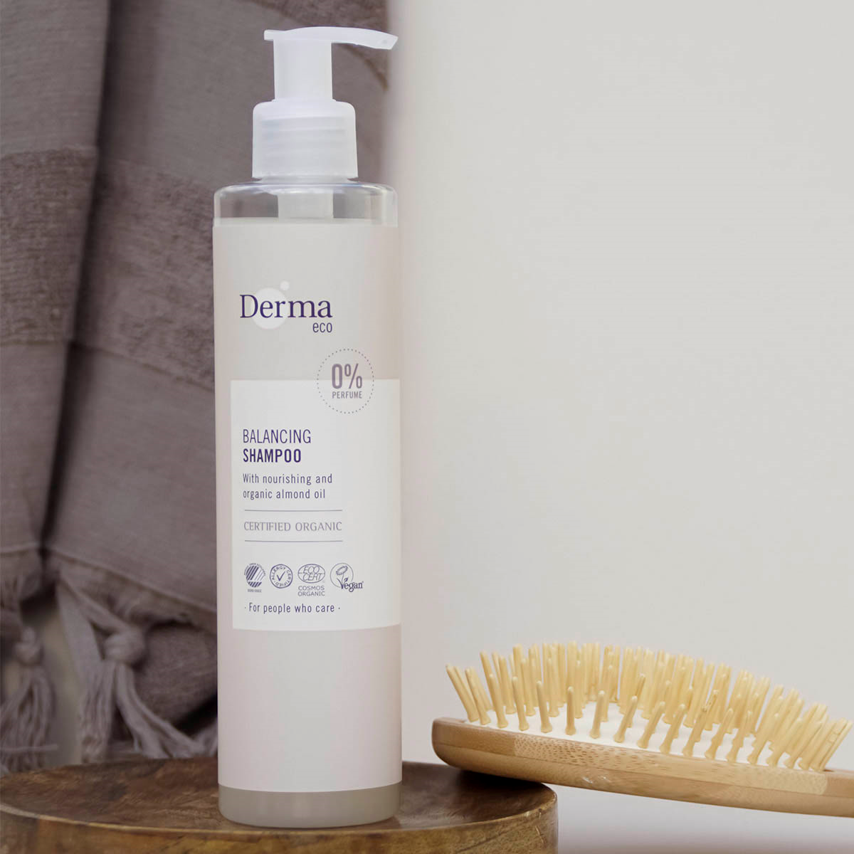 Layouten Blænding Alarmerende Shampoo fra Derma Eco I Med økologisk mandelolie